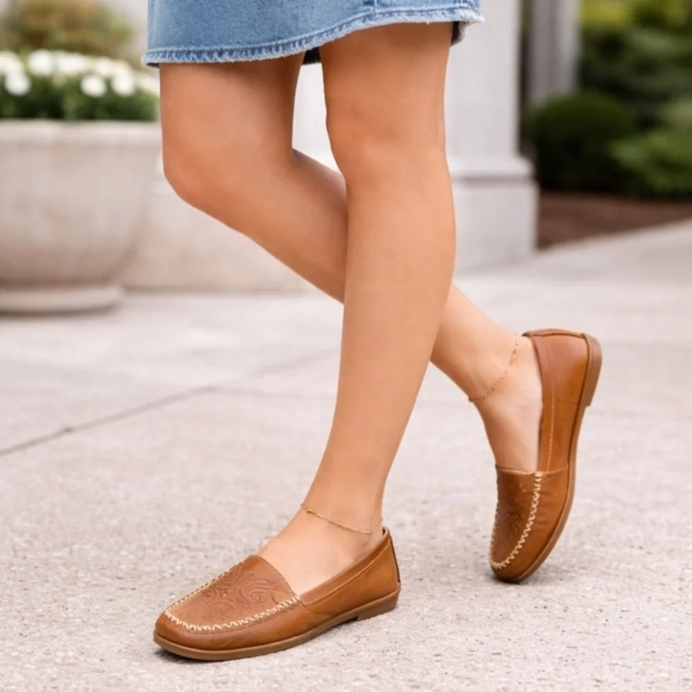 Liz Claiborne Brown Leather Loafers Classic Moccasin Style Size 6.5 Boho Classic